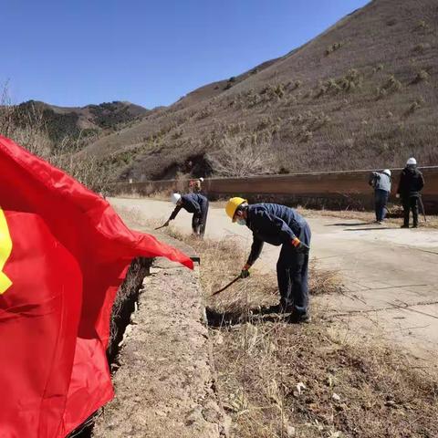 丰宁县分公司党支部开展“学习党的二十大精神 清理杂草消除隐患”主题党日活动