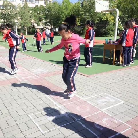 “运动放光彩，健康向未来”——乌鲁木齐市第122小学（实验学校教育集团成员校）第21届秋季趣味田径运动会