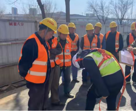 “五点式”安全生命之带  —八分旅游路原水顶管项目部防护用品使用培训