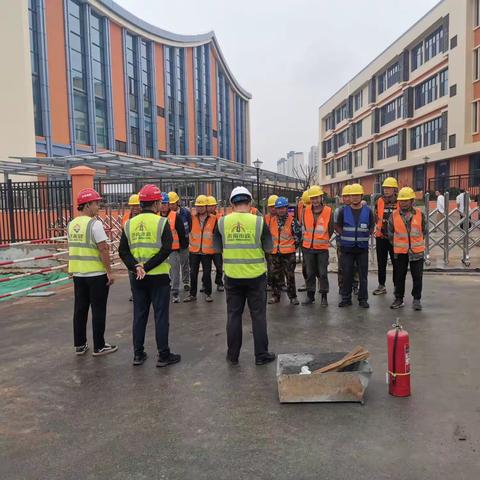 百日攻坚～安全护航—城建八公司章锦片区路网完善工程项目开展应急演练活动