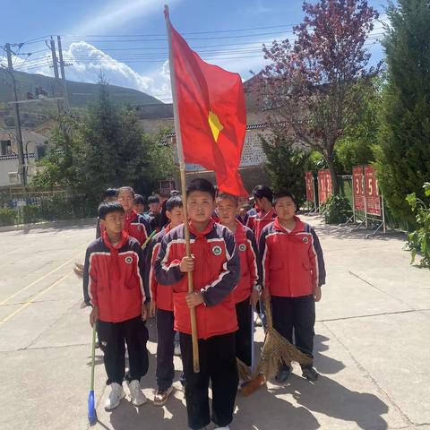 【“三抓三促”进行时】 武当小学“文明校园，志愿先锋”清理校园周边卫生志愿服务活动