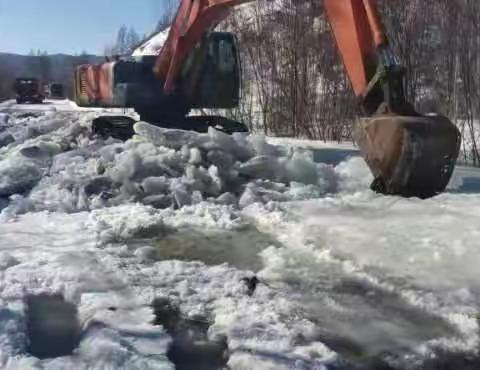 额尔古纳市公路养护站鏖战冰包保畅通