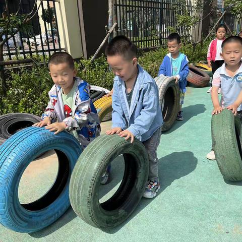 【游戏案例】玩转轮胎 游戏自主——车站小区幼儿园