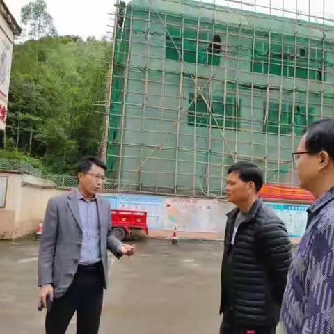 埌南镇中心校刘校长—行督查莫埌小学防溺水安全工作