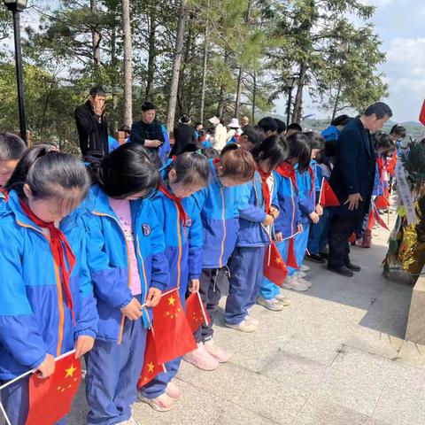 “踏寻先烈足迹，弘扬民族精神”—莲北小学清明祭扫烈士陵园活动