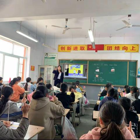 “教与研携手，学与思并肩”—高山镇穆店小学英语教研活动