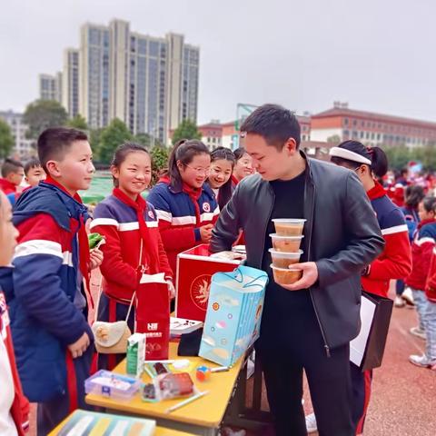 益阳市迎宾小学1705日新中队“臻情义卖彬彬有礼，爱心奉献点点赤诚”义卖暨红领巾争章活动。