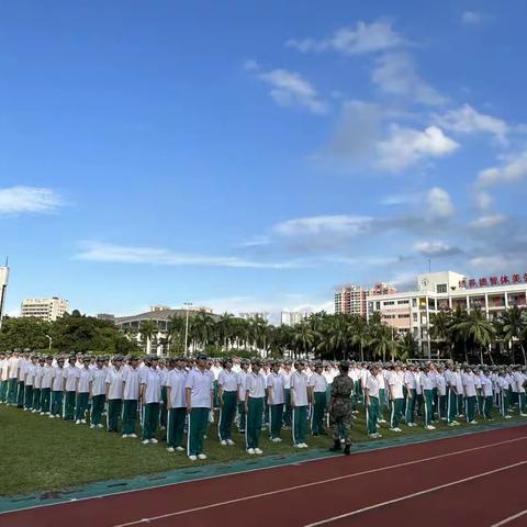 英姿矫健行军礼，激情青春在飞扬——海南华侨中学高二（11）班亦苦亦乐军训纪实