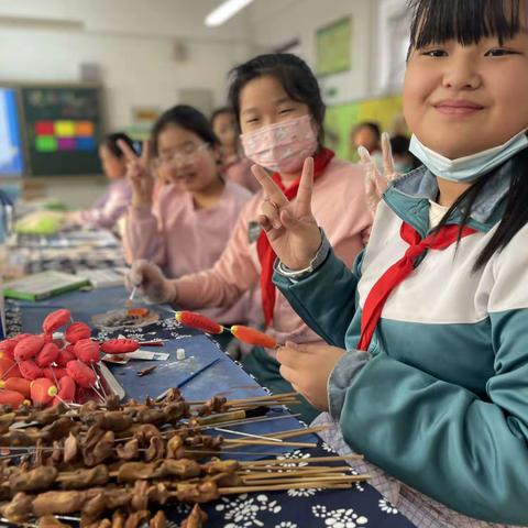 【三提三争走在前】有“淄”有味——潘南小学北校区开设民以食为天烧烤系列面塑课程