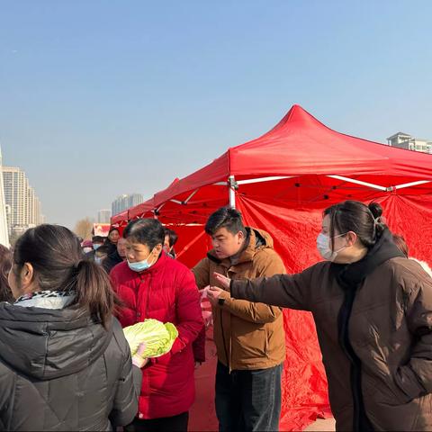 丰泰公司轮班接力忙不停——发放爱心蔬菜 情传温暖冬日
