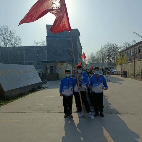 曹县魏湾镇中心小学﻿清明节烈士陵园扫墓活动