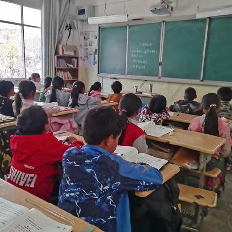 梭山镇火炬希望小学4月5主题班会教育活动巜革命传统教育》