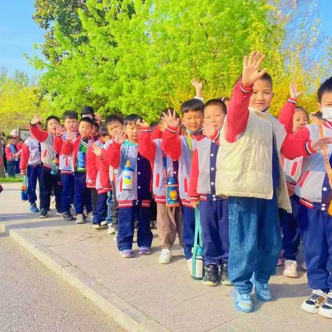 赴成长之约，启筑梦之旅——华幼大班组参观小学活动