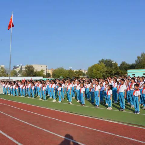 巴彦呼舒第五小学举行“学习二十大，争做好队员”新队员入队仪式