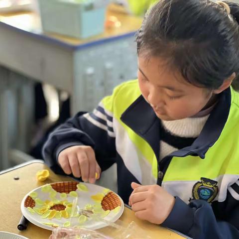 洛阳伊河学校低年级盘子画社团