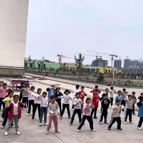 三年级街舞社团