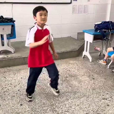 三年级街舞班