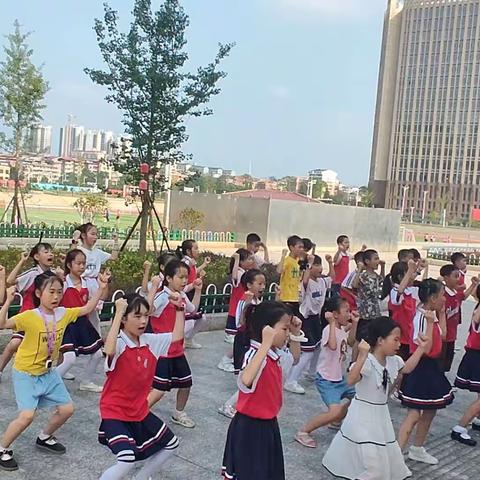 三年级街舞社团