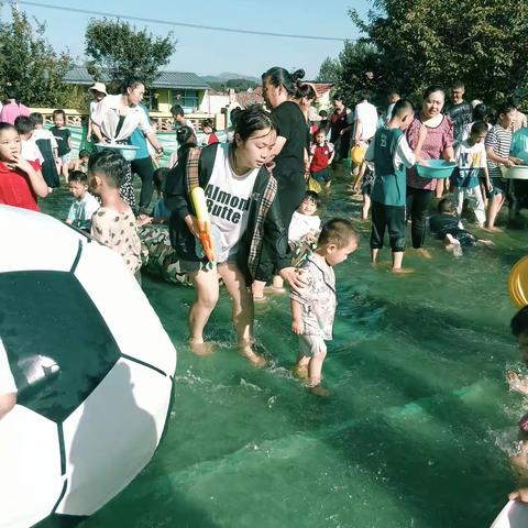 金墩蓝天幼儿园《水上乐园》活动