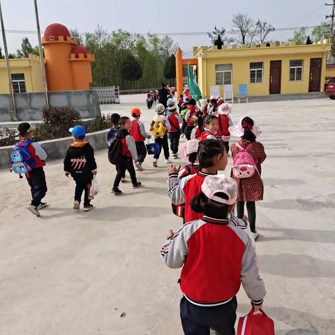 “亲近自然，快乐出行”——寺坡幼儿园中三班“春游记”