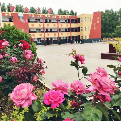 与春风作伴 与安全通行 ——公仆完全小学全国中小学生安全教育日安全月系列活动