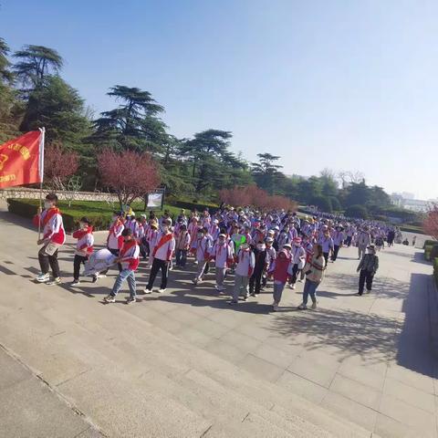 缅怀先烈   秉承遗志------乐享生活小桃子主题式道德学习实践活动纪实