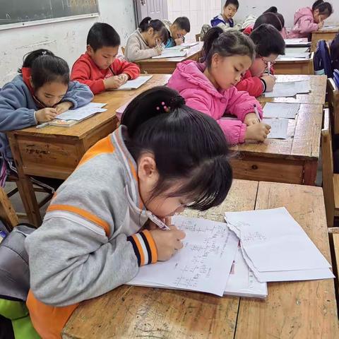 认真计算比美观 争分夺秒赛能力——记龙胜镇小学三年级数学计算能力测评活动