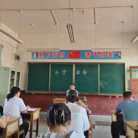 拔草净校园 整洁迎开学——遇家中学开展新生除草美校园活动