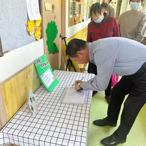 金太阳幼儿园4月份月末展暨安全教育家长会——朵朵二班