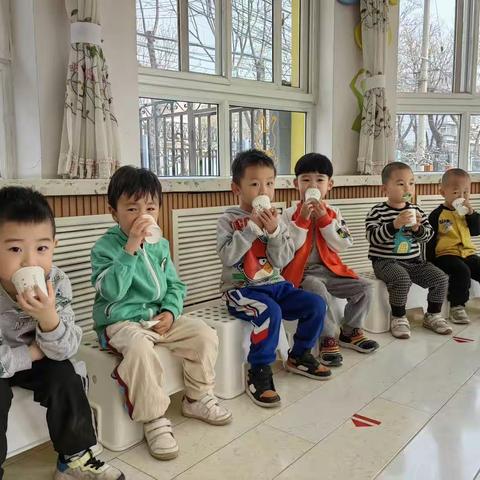 小三班幼儿园生活点滴之牙齿涂氟