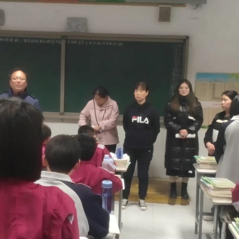 实验部督查学生仪容仪表及班风班貌