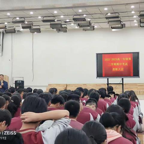 百尺竿头思更进，扬鞭策马奋蹄疾