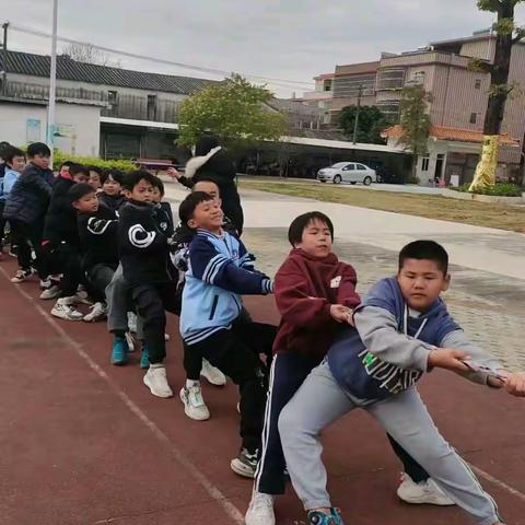 体育周之五六年级拔河比赛