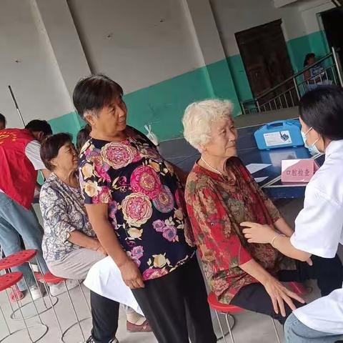 爱心义诊、情暖乡村—— 灵沼街道团工委组织开展乡村义诊活动