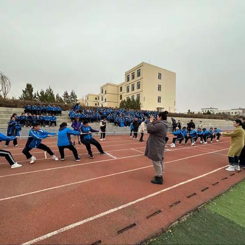 四子王旗蒙古族中学校园文体活动之师生拔河、长杆跑比赛