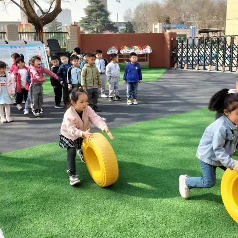 中一班四月主题活动总结——神奇的交通工具