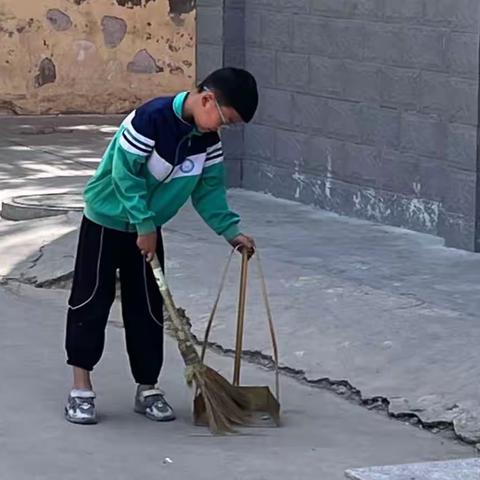 关爱学生幸福成长--东漳堡镇瓜精庄小学  劳动课实践活动
