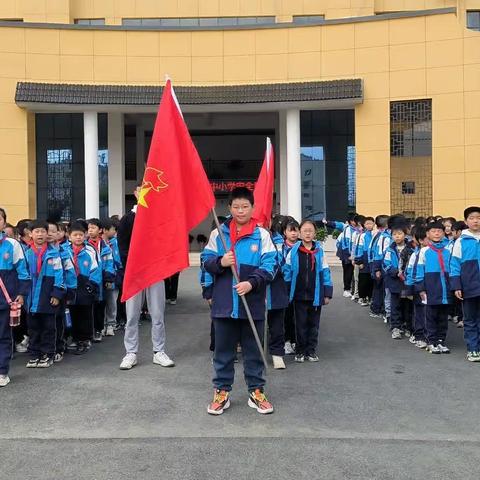 领巾献英灵，春花慰忠魂——河西小学清明祭扫活动