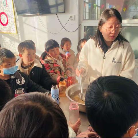 “冰糖炖雪梨 暖心只为你”—堤村校区贾庄小学为学生制作冰糖雪梨水