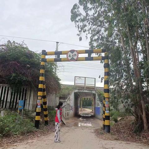 新龙镇那斗村网格员开展铁路沿线常态化巡查