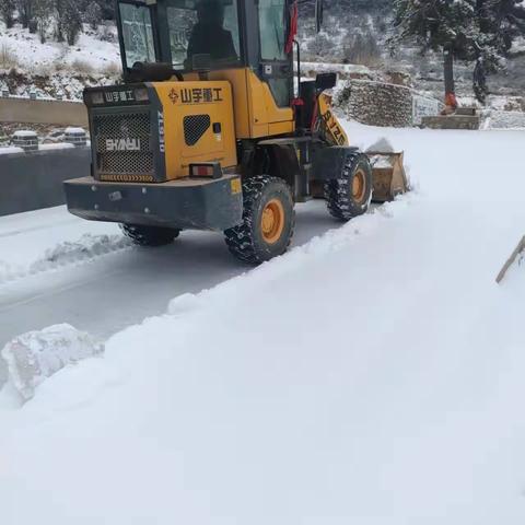 扫雪护行•情暖人心——东井岭乡积极开展清雪除冰行动