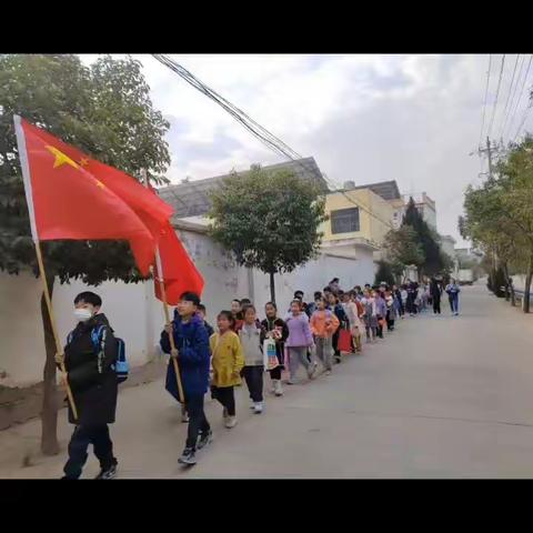 禄南小学“不负春光踏青去，师生同行沐春晖”春游活动在今天完美进行