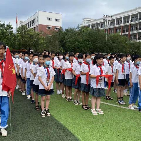 东兴市华侨学校2023年“学习二十大 争做好队员”少先队入队仪式