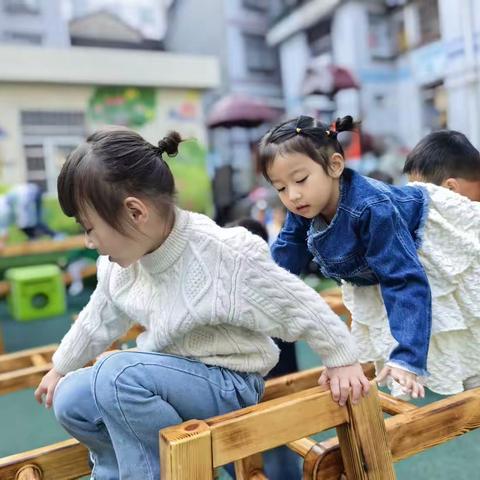 “趣味游戏、畅享户外”——灵溪二小附属幼儿园大一班户外活动主题篇