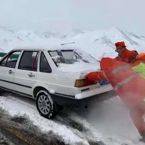 清雪除冰再发力 凝心聚力保畅通