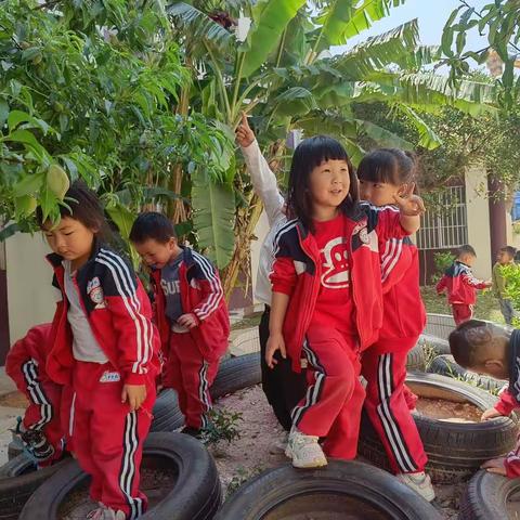 莲池社区幼儿园小一班四月主题《🌈有你真好🌼》