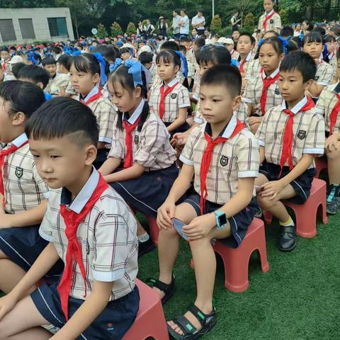 “秋风送爽话桃李  三尺讲台铭师恩”——南宁市滨湖路小学长虹校区四（12）班教师节活动纪实