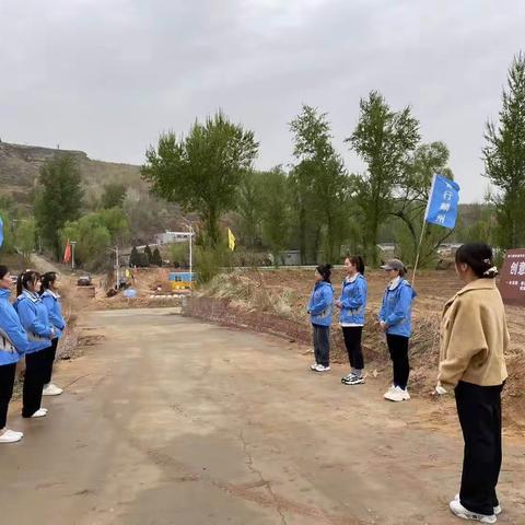 “不负春日好时光，小小农夫春耕忙❤️”        神木伟才幼儿园五一活动