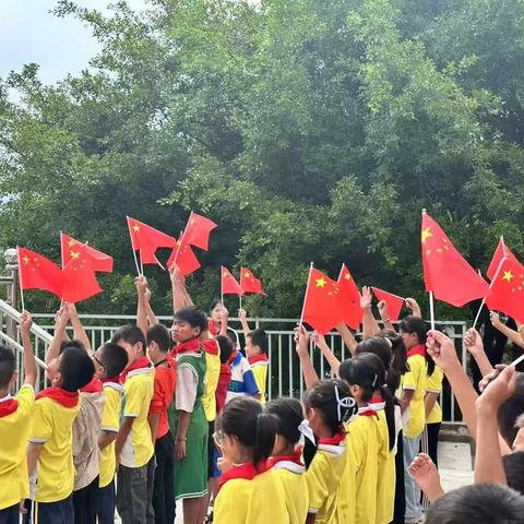 三防镇中心小学“我向国旗敬个礼”活动