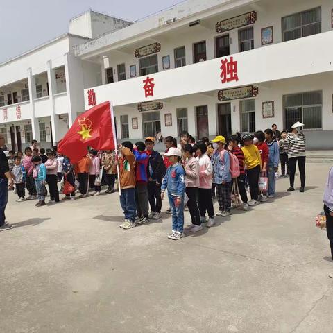 武村小学“与春天相约”踏青活动